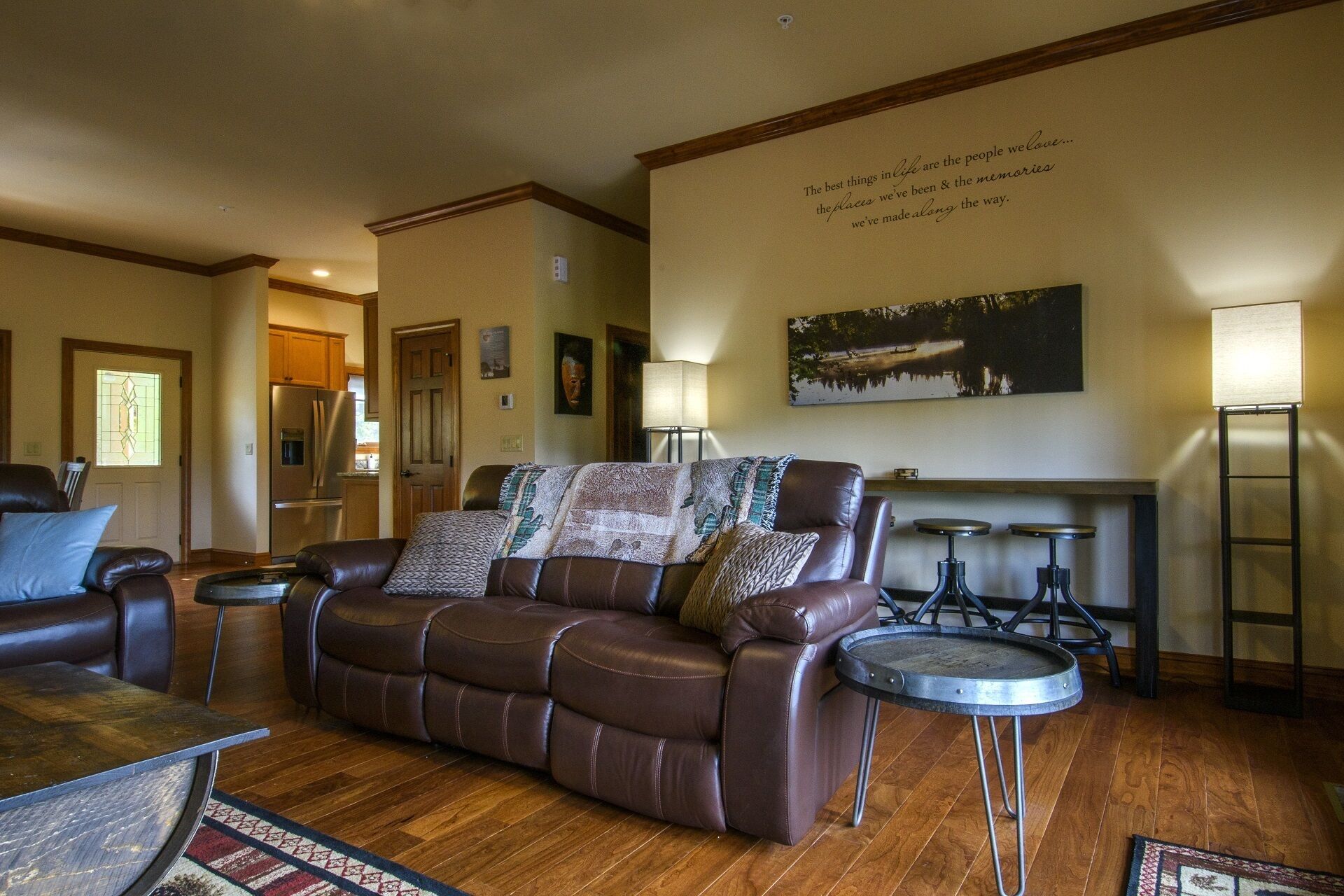 New Modern Mountain Condo with Vista Mountain Views, Large Deck, Washer & Dryer!