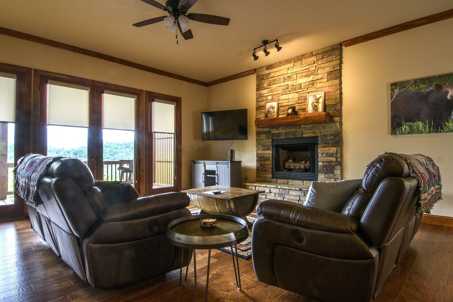 New Modern Mountain Condo with Vista Mountain Views, Large Deck, Washer & Dryer!