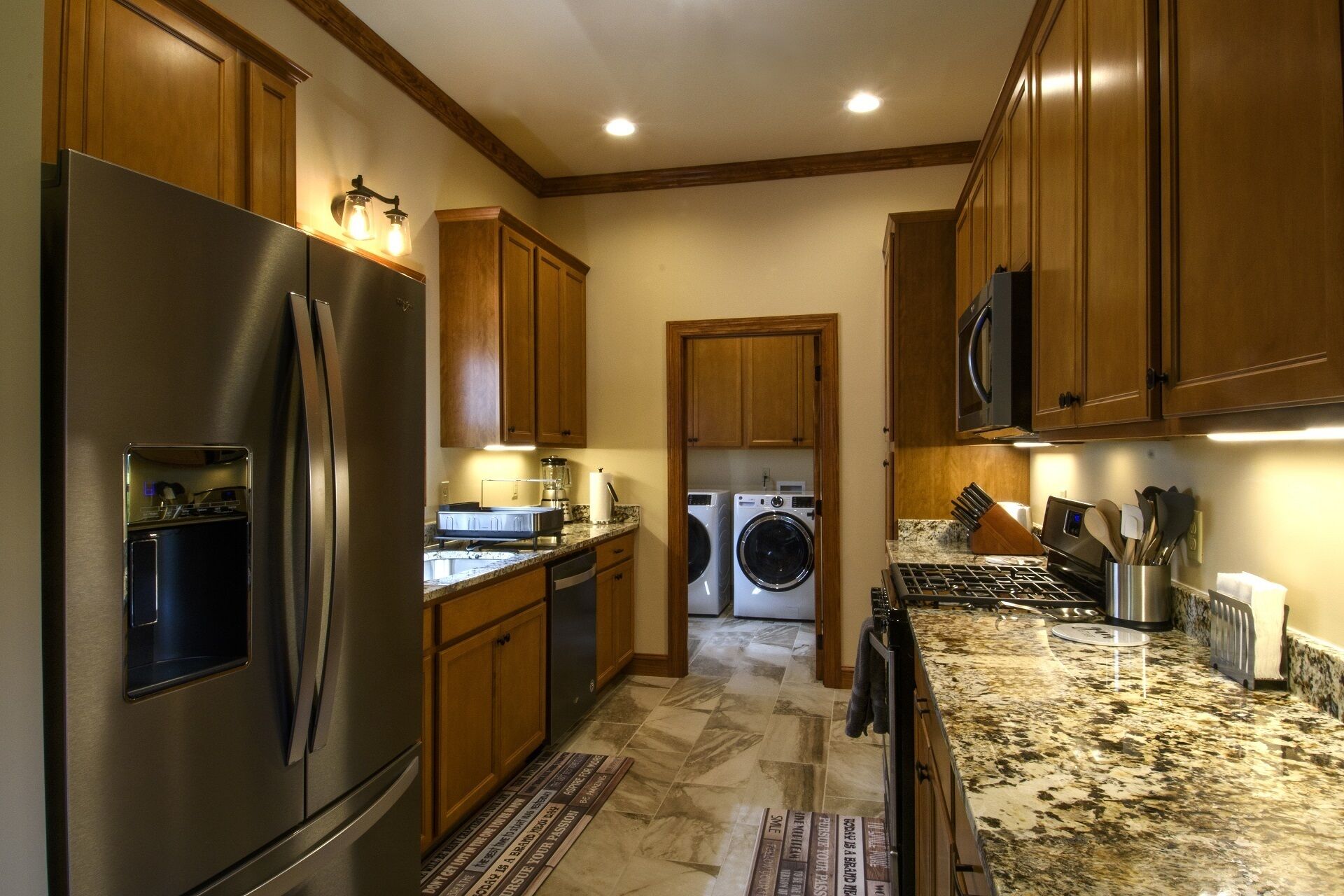 New Modern Mountain Condo with Vista Mountain Views, Large Deck, Washer & Dryer!