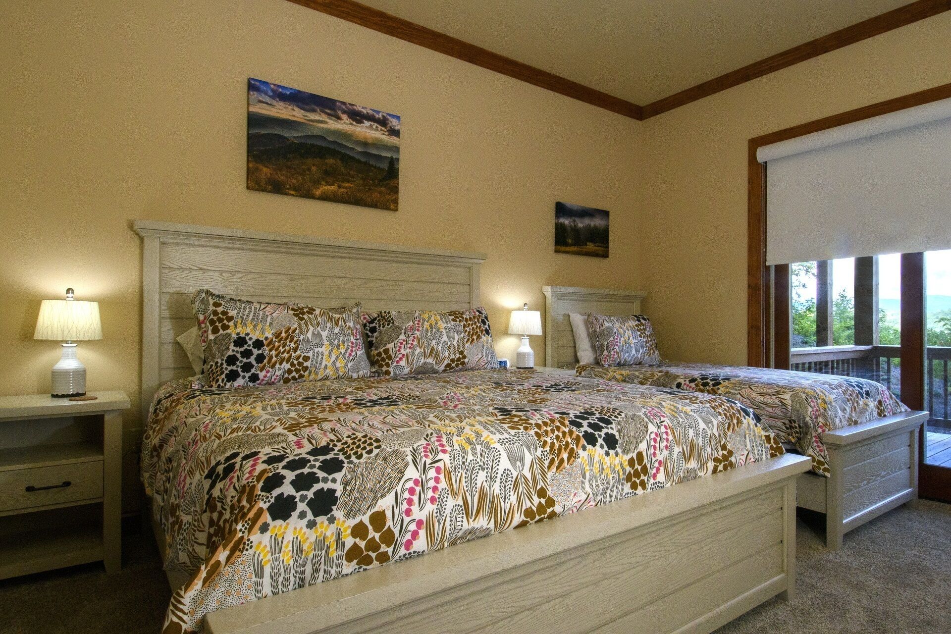 New Modern Mountain Condo with Vista Mountain Views, Large Deck, Washer & Dryer!