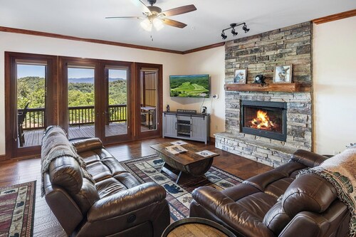 New Modern Mountain Condo with Vista Mountain Views, Large Deck, Washer & Dryer!