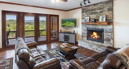 New Modern Mountain Condo with Vista Mountain Views, Large Deck, Washer & Dryer!