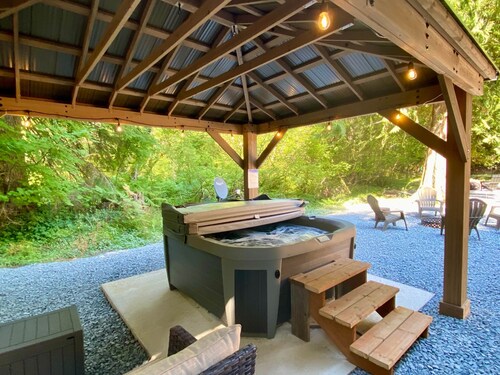 Spacious Modern Cabin! 5mi to Park w/ Hot Tub & Wifi