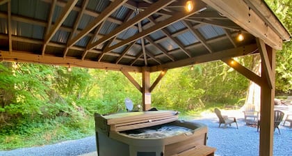 Spacious Modern Cabin! 5mi to Park w/ Hot Tub & Wifi