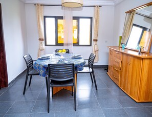 Dining - In the charming of Cite SIR, Abidjan, Entire Family apartment (Abidjan)