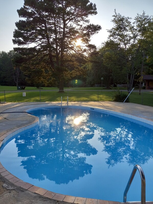 Seasonal outdoor pool - Hide Away House (Morrilton)