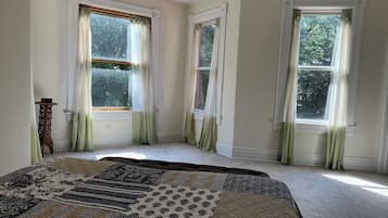 4 slaapkamers, een strijkplank/strijkijzer, gratis wifi, beddengoed