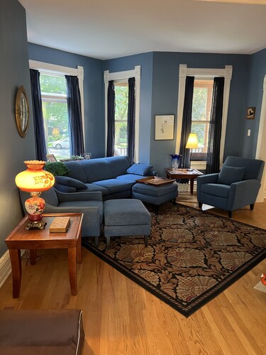 Family and Pet friendly Evanston home close to Beach, The City, and Everything..