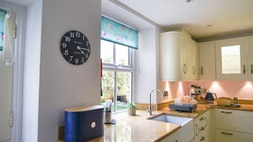 Cottage | Private kitchen | Fridge, dishwasher, electric kettle, cookware/dishes/utensils