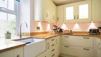 Cottage | Private kitchen | Fridge, dishwasher, electric kettle, cookware/dishes/utensils