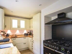 Casa de campo | Cocina privada | Refrigerador, lavavajillas, tetera eléctrica y utensilios de cocina 