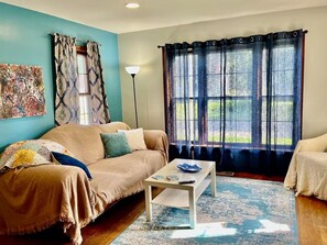 TV connectée, livres, chaîne hi-fi