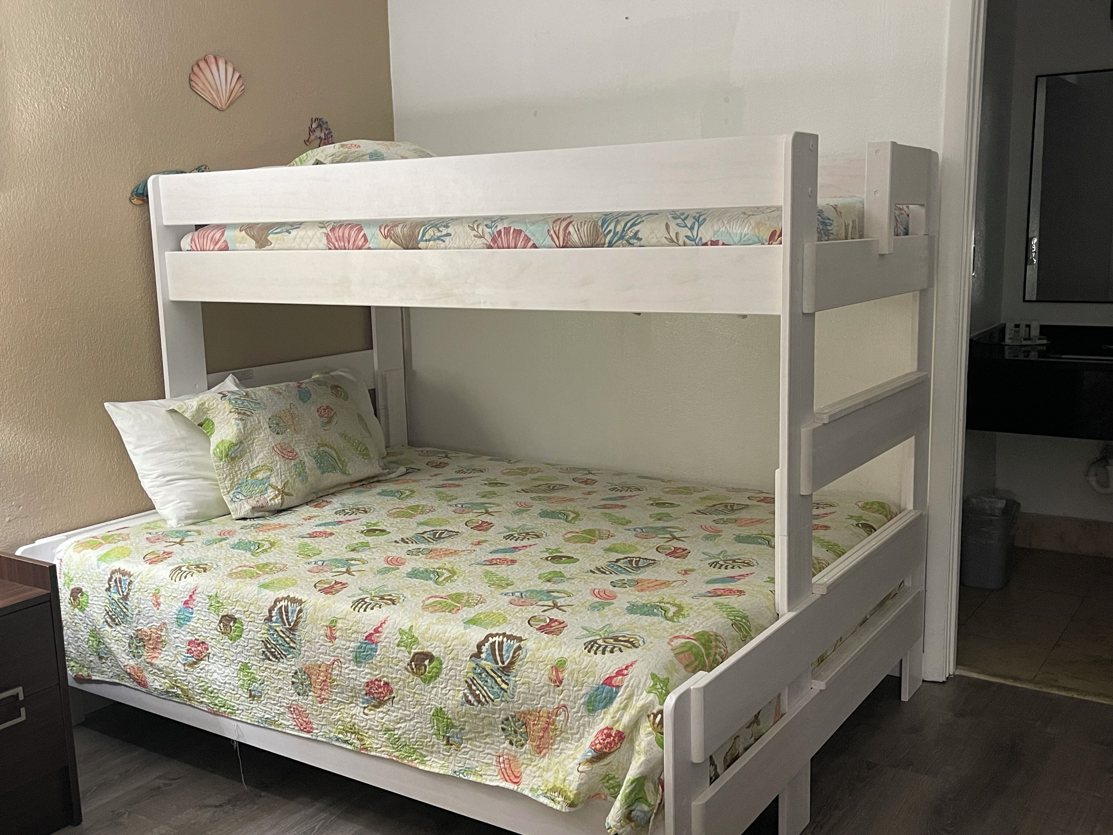 All-New, First Floor, Bunk Bed, Huge Pool, 70" TV, Tiki Bar!