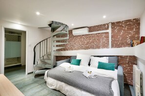 Desk, iron/ironing board, WiFi, bed sheets