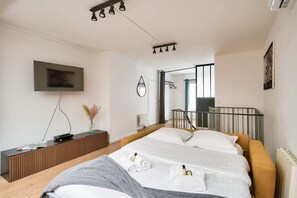 Desk, iron/ironing board, WiFi, bed sheets