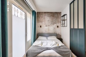 Desk, iron/ironing board, WiFi, bed sheets