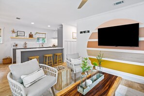 TV - Only good vibes by the beach at Good Vibes 30A / Pet-Friendly / 1 Min Bike Ride to Beach / 4 Bikes (Santa Rosa Beach)