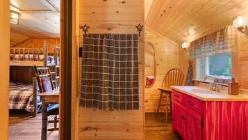 3 bedrooms, desk, free WiFi, bed sheets