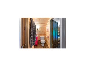 Tina con regadera, secadora de cabello, toallas, jabón 