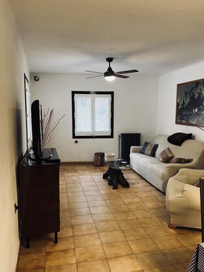 Smart TV, books - Rustic, spacious apartment next to the Montserrat mountain (Monistrol de Montserrat)