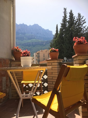Outdoor dining. Rustic, spacious apartment next to the Montserrat mountain