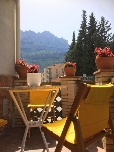 Rustic, spacious apartment next to the Montserrat mountain