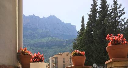 Rustic, spacious apartment next to the Montserrat mountain