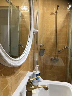 Shower, hair dryer, towels, soap - Rustic, spacious apartment next to the Montserrat mountain (Monistrol de Montserrat)