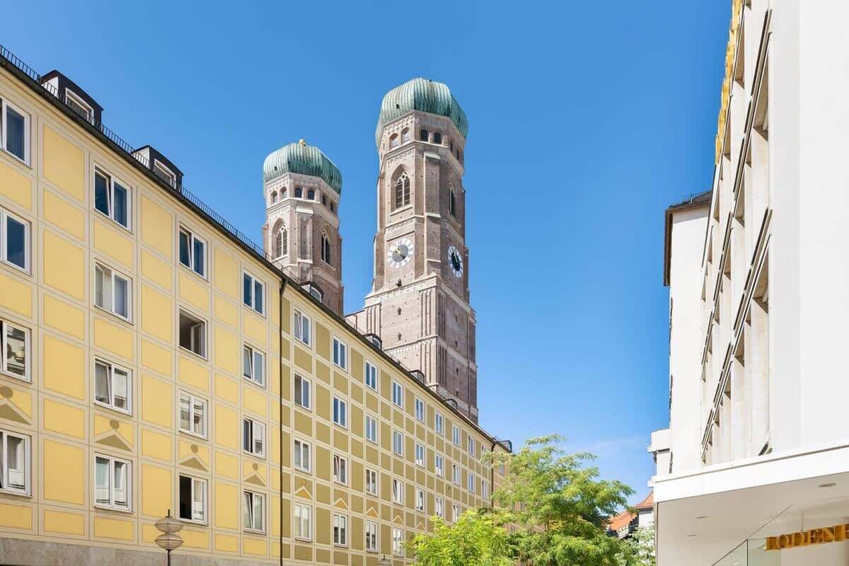 Ein historisches Gebäude mit zwei markanten Türmen und einer gelben Fassade.