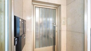 Puerta con panel de vidrio esmerilado y manija de metal.