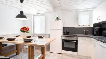 Een koelkast, een oven, een koffiezetapparaat/waterkoker