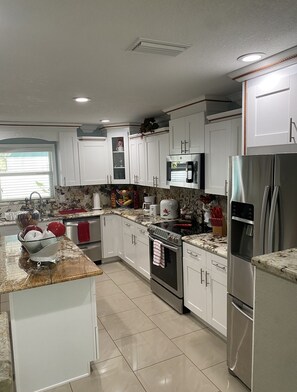 Frigorifero, microonde, forno, piano cottura