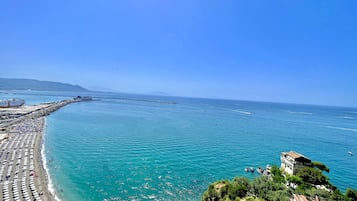 Una spiaggia nelle vicinanze