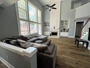 Smart-TV, Kamin, Bücher