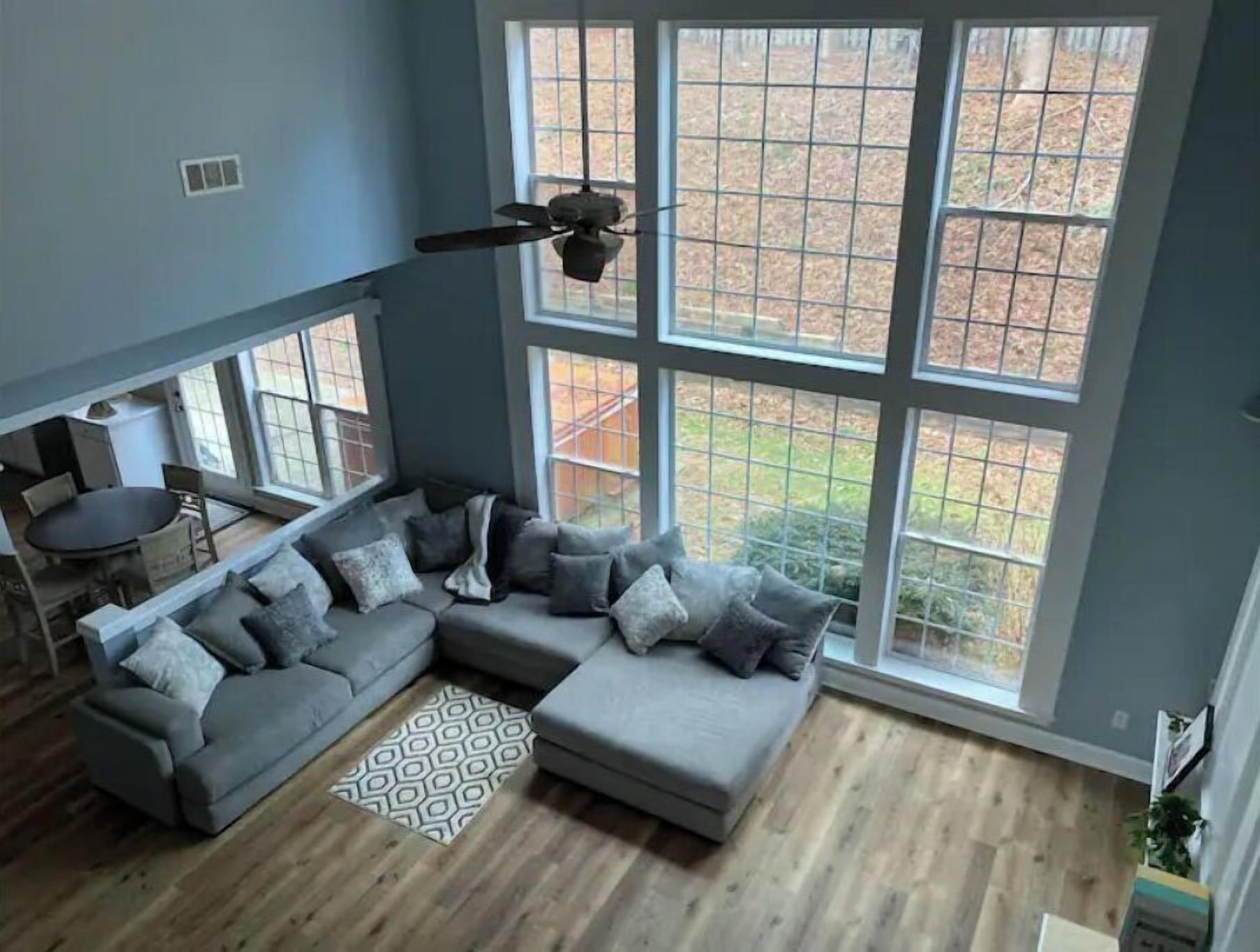 Een smart-tv, een open haard en boeken