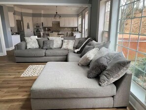 Smart TV, chimenea y libros 
