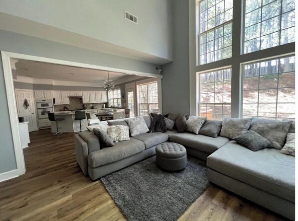 Smart TV, fireplace, books - Luxury Atlanta Home walk to Battery Braves Stadium (Smyrna)