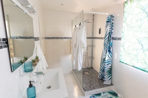 Douche, séchoir à cheveux, serviettes fournies, savon