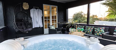 Bañera de hidromasaje al aire libre