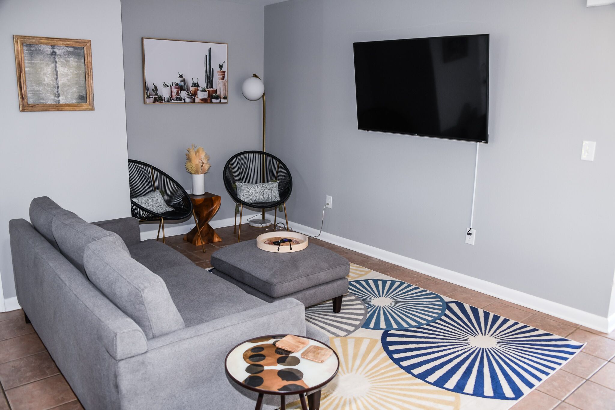 *The Lakeside Lookout* Modern! 5 Mins to MSU!