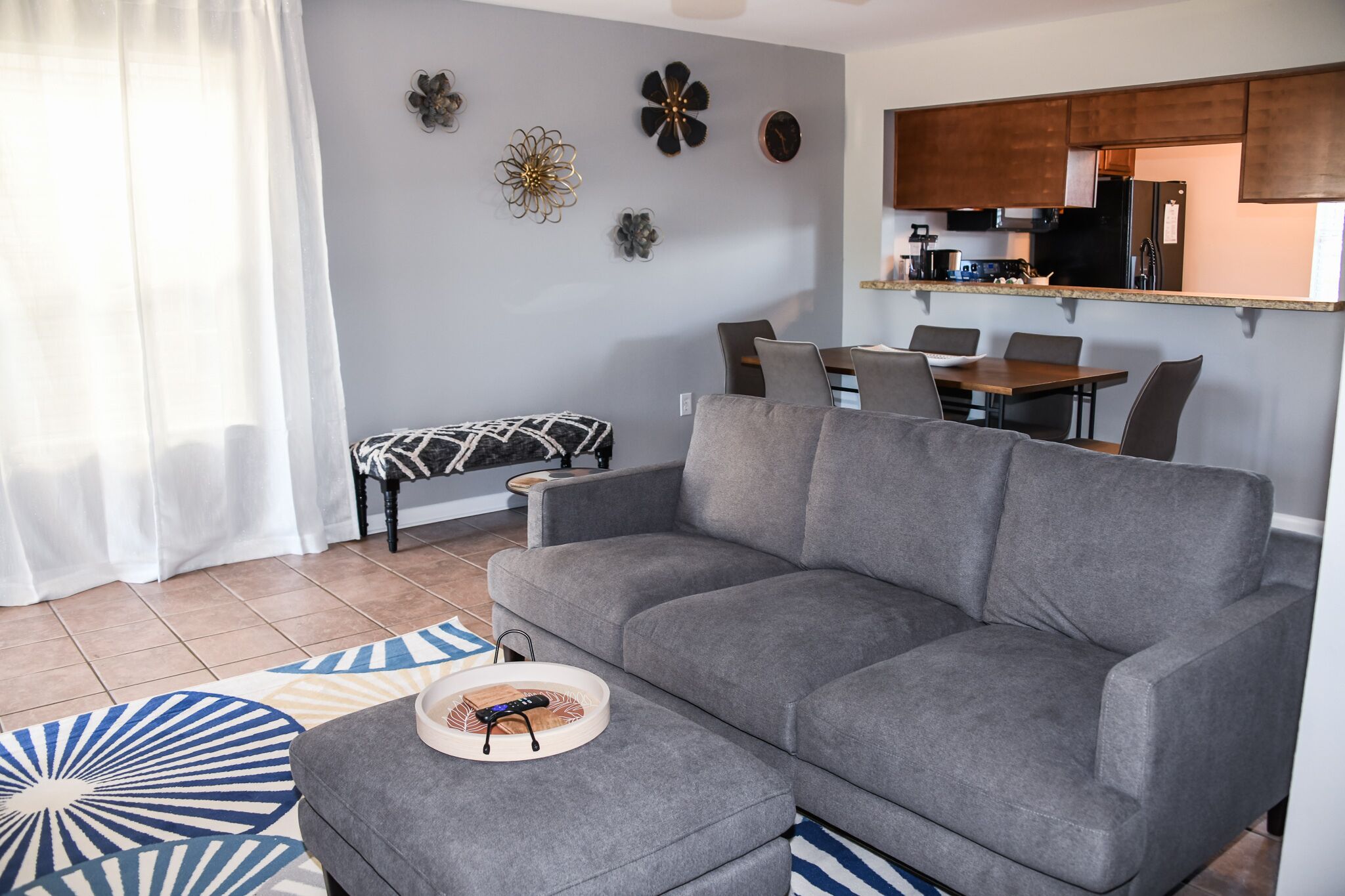 *The Lakeside Lookout* Modern! 5 Mins to MSU!