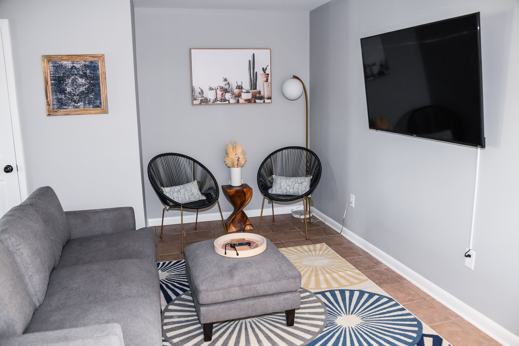 *The Lakeside Lookout* Modern! 5 Mins to MSU!