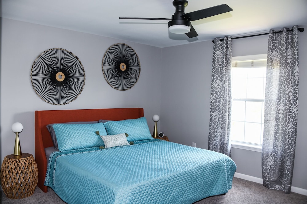 *The Lakeside Lookout* Modern! 5 Mins to MSU!