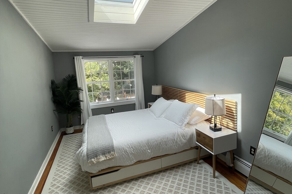 Bright, Airy Home with TONS of character in Hudson, NY - 5 min from Warren St