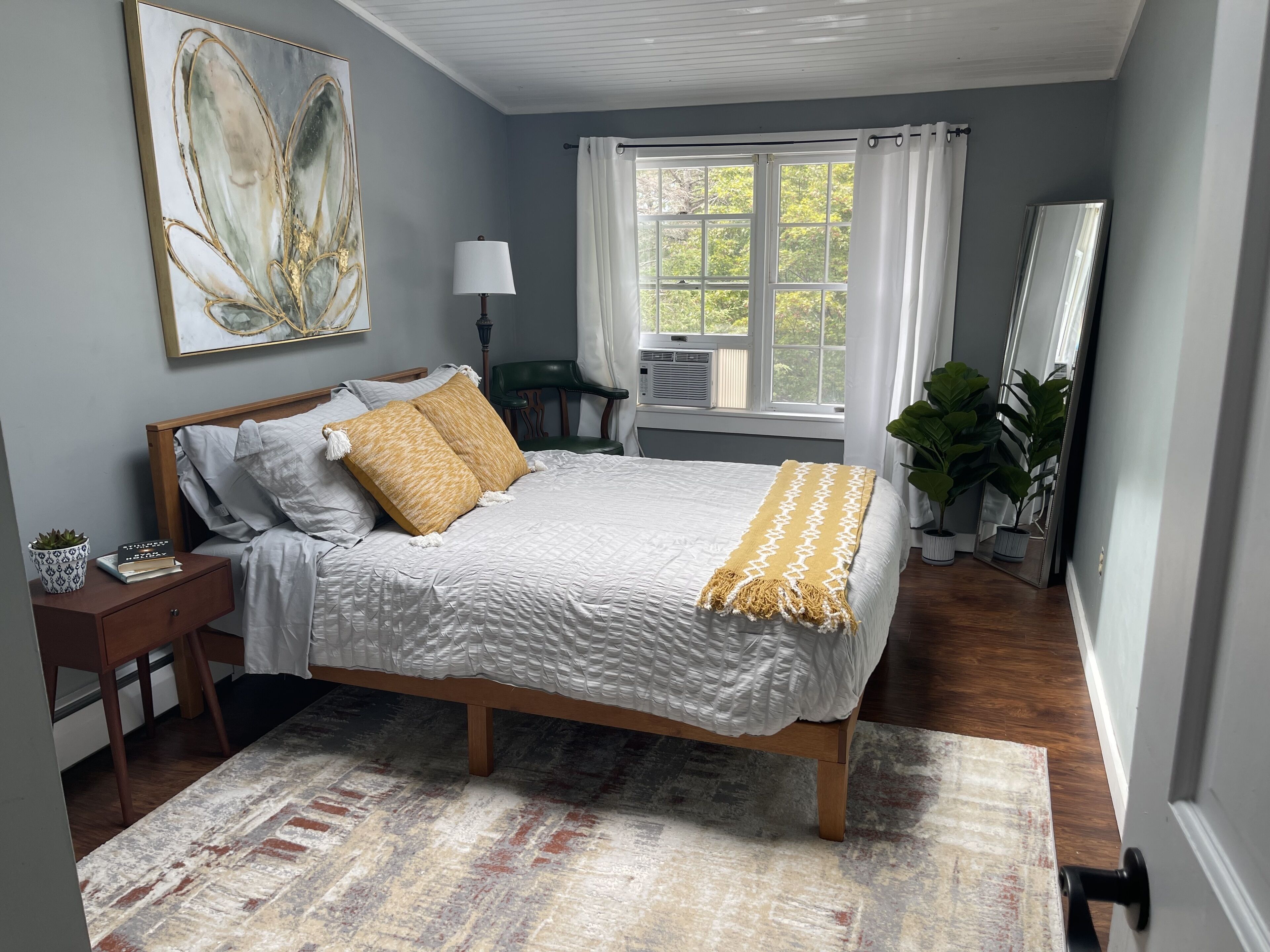 Bright, Airy Home with TONS of character in Hudson, NY - 5 min from Warren St