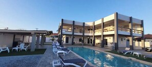 Una piscina al aire libre