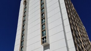 Un immeuble moderne et imposant, avec une enseigne bien visible indiquant « St Clair Collection » à sa base.