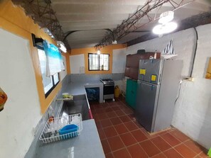 Fridge, oven, stovetop, coffee/tea maker