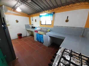 Fridge, oven, stovetop, coffee/tea maker - Spacious Rancho in Costa Azul Sonsonate, El Salvador (Acajutla)