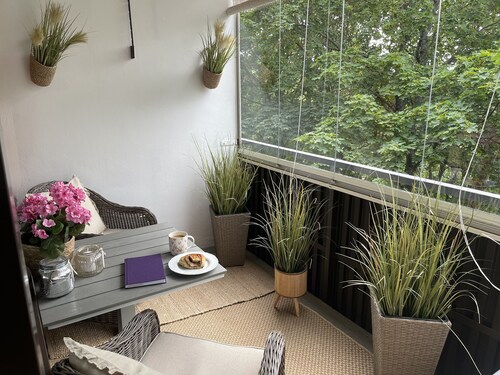 Modern condo close to all the amenities- 5 min walk to the Marina